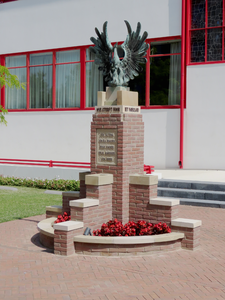 915078 Afbeelding van het gerestaureerde ‘oorlogsmonument Jan Jongerius Fabriek’ op een parkeerplaats bij de Villa ...